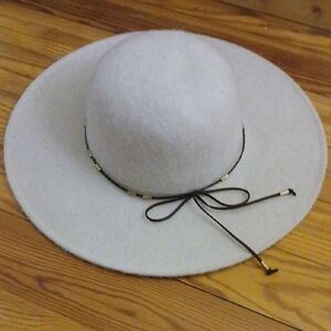 Chic Cream Wide-Brim Hat with Bow Detail